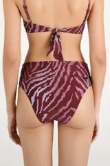 Calzón de bikini tipo faja, tiro alto, con estampado animal print tipo cebra en tonos bordó y rosado.