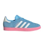 Championes Adidas modelo Gazelle, edición especial Inter Miami CF. Confeccionados en gamuza color celeste con las icónicas tres tiras laterales en blanco y suela de goma en color rosado. Presenta el nombre Gazelle en letras rosadas en el lateral y detalle en blanco en el talón.