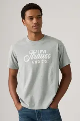 Remera gris de corte relajado con logo de Levi Strauss & Co. estampado en blanco en el pecho.