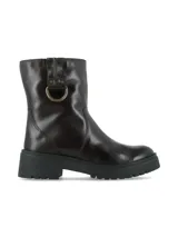 Bota de caña media en cuero color chocolate, con suela track dentada y detalle de argolla metálica en el lateral superior.