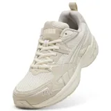 Championes Puma Milenio Tech 2000 SD color arena, con diseño inspirado en el running de los años 2000. Combinan paneles de malla y superposiciones de material sintético y gamuza, con la clásica franja Formstrip en los laterales y detalles plateados.