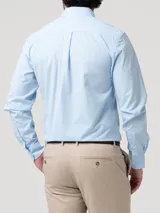 Camisa de manga larga RKF modelo Easysolid, color celeste, confeccionada en popelina de algodón, con cuello clásico, cierre frontal de botones y bolsillo en el pecho con logo bordado.