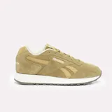 Championes urbanos Reebok modelo Glide, color marrón, confeccionados en gamuza con detalles en cuero sintético al tono. Presentan entresuela blanca y suela de goma dentada.