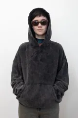 Canguro negro con capucha y bolsillo tipo canguro. Diseño con efecto gastado y logo bordado en el pecho.