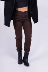 Pantalón marrón de corte wide leg, con bolsillos laterales y traseros.