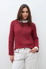 Sweater de punto color verde oliva con escote bote y mangas largas acampanadas.