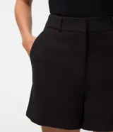 Short de sastrería confeccionado en crepé, con corte recto y estructurado. Presenta cintura con trabillas y elástico posterior para un mejor ajuste, además de bolsillos laterales.