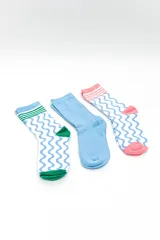 Pack de dos pares de medias crew de algodón con diseños estampados, combinando un par liso en color celeste y otro con patrón de ondas y detalles en verde o rosado.