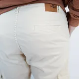 Pantalón cargo color arena confeccionado en gabardina, con bolsillos laterales y corte recto.