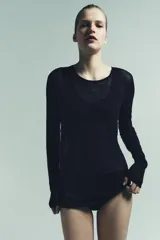 Camiseta de manga larga y cuello redondo, confeccionada en tejido de lana 100% con efecto semitransparente.