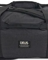Bolso tipo duffle de la marca Deus Ex Machina, confeccionado en tejido técnico con patrón de cuadrícula. Cuenta con correas de mano reforzadas, correa de hombro ajustable y múltiples compartimentos con cierre.