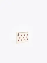 Billetera rectangular de cuero vacuno color rosado, con estampado de frambuesas y doble cierre superior.