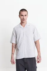 Camisa de manga corta a rayas con textura y fit regular.