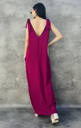 Vestido largo color borra de vino, con breteles con lazos y espalda baja en V.