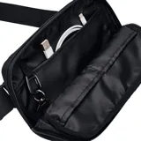 Riñonera Under Armour Loudon negra con logo blanco estampado en el frente y correa ajustable con el nombre de la marca.