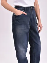 Jean de mujer color azul claro, de corte recto y tiro alto.