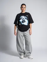 Pantalon deportivo de corte baggy y silueta oversize, confeccionado en tejido de algodón. Presenta cintura elástica y costuras decorativas verticales que estructuran el diseño, aportando un estilo urbano y relajado.