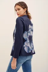 Saco de sastre azul marino con estampado floral en tonos celestes y rosados, con solapas y cierre frontal de un botón.