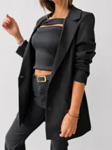 Blazer sastrero color marrón chocolate, de corte clásico con hombreras, botones frontales y bolsillos funcionales. Cuenta con forrería interna y mangas con vuelta.