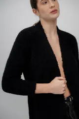 Cárdigan abierto color marrón de punto bouclé, confeccionado en 100% baby alpaca.