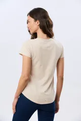 Remera blanca de manga corta y cuello redondo, confeccionada en algodón, con delicado bordado floral localizado en el hombro.