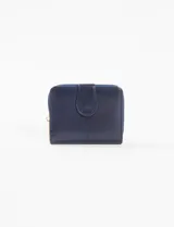 Billetera monedero azul marino de cuero sintético con cierre de cremallera y solapa con broche.