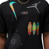 Remera negra de manga corta con estampado gráfico frontal que incluye el logo Jumpman, un swoosh degradado, la palabra AIR en tipografía colorida, un diseño circular tipo brújula y el número 23.