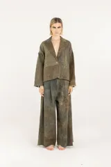 Blazer boxy reversible con bolsillos, confeccionado en denim de algodón puro, con teñido degradé irregular hecho a mano con aerógrafo y lavado a la piedra. Presenta solapas, cierre de un botón, hombros caídos, largo a la cadera y puños con bordes deshilachados.