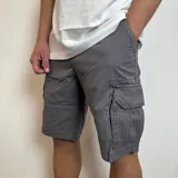 Bermuda cargo gris oscuro de gabardina, con bolsillos laterales y traseros con solapa.