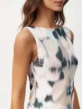 Musculosa con estampado abstracto en tonos celeste, beige, negro y blanco.
