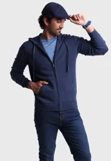 Canguro azul con cierre frontal, capucha con cordones ajustables y bolsillos tipo canguro.