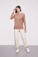 Sweater negro de tejido liso, manga larga y cuello redondo a la base. Presenta un calce holgado.