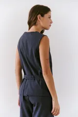 Chaleco marrón con botones, corte midi y escote en V.