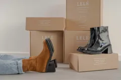 Bota de caña media con punta cuadrada, confeccionada en cuero gamuzado color marrón, con taco bloque y suela de goma negra.