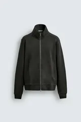 Chaqueta regular fit de cuello subido, confeccionada en tejido interlock de algodón con elasticidad. Presenta cierre frontal con cremallera, bolsillos de vivo en la cadera y acabados en rib en puños y bajo.