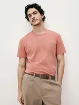 Camiseta básica de manga corta y cuello redondo, color rojo oscuro.