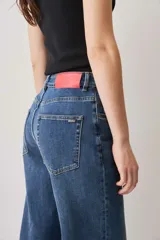 Jeans de denim azul de corte recto y tiro alto, con bolsillos delanteros y traseros.