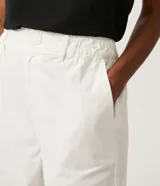 Pantalón blanco de sarga, corte baggy, con cintura media fruncida en los laterales y trabillas.
