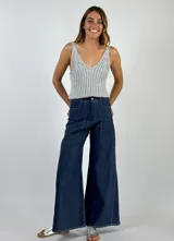 Pantalón de jean de tiro alto, corte palazzo y acabado laminado dorado.