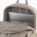 Mochila Puma Buzz de 28 litros, color negro, con compartimentos principales con cierre, bolsillo frontal con cierre, bolsillos laterales de red y logo de la marca en relieve.