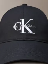 Gorra de béisbol negra con visera curva y logo de Calvin Klein bordado en blanco en el frente.