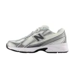 Championes New Balance modelo U740, color negro con detalles plateados. Presenta una estructura de malla transpirable con refuerzos sintéticos, logo N lateral y tecnología de amortiguación ABZORB en la entresuela.
