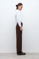 Pantalón culotte color negro, de corte ancho y largo hasta el tobillo.