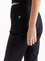 Pantalon de sastreria negro de tiro medio, calce recto con largo al tobillo, con diseño de cinco bolsillos y trabillas para cinturon.