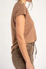 Remera de algodón flame color blanco marfil, con cuello redondo amplio y mangas cortas holgadas.