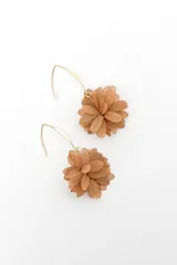 Caravanas colgantes de metal dorado con diseño de flor confeccionada en tela de malla beige.