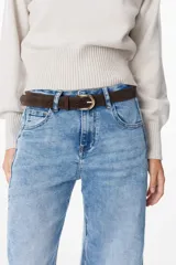 Cinturón de gamuza color marrón oscuro con hebilla metálica dorada de diseño clásico.