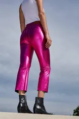 Pantalón capri semi oxford de tiro alto, color fucsia metalizado, confeccionado en bengalina engomada metálica. Presenta bolsillos delanteros y traseros, botón metálico níquel y corte a la altura de la rodilla.