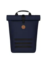 Mochila azul marino con sistema de cierre enrollable y hebilla de ajuste. Tiene un bolsillo frontal con logo de la marca, tres tiras horizontales con presillas y asa superior.