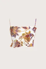 Top de bikini con escote recto y breteles finos, presenta un diseño con volado asimétrico en la base y estampado botánico multicolor sobre fondo blanco.